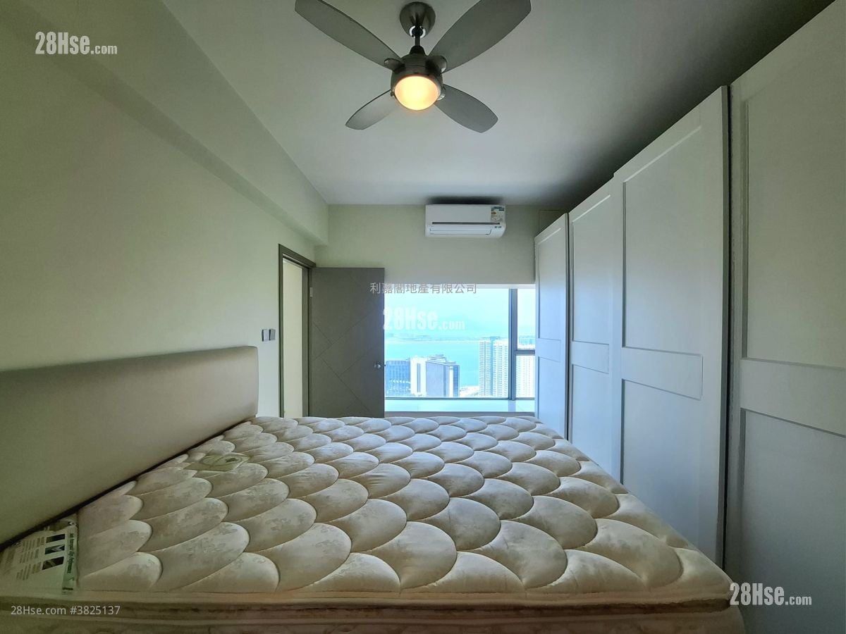 Coastal Skyline Rental 911 ft²