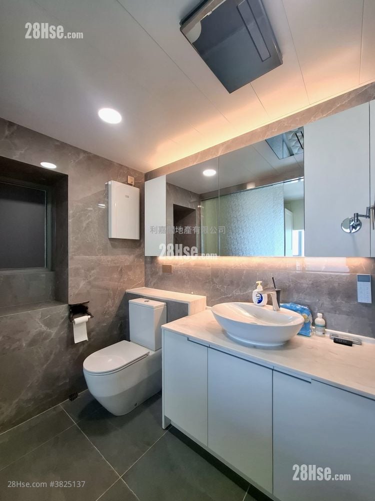 Coastal Skyline Rental 911 ft²