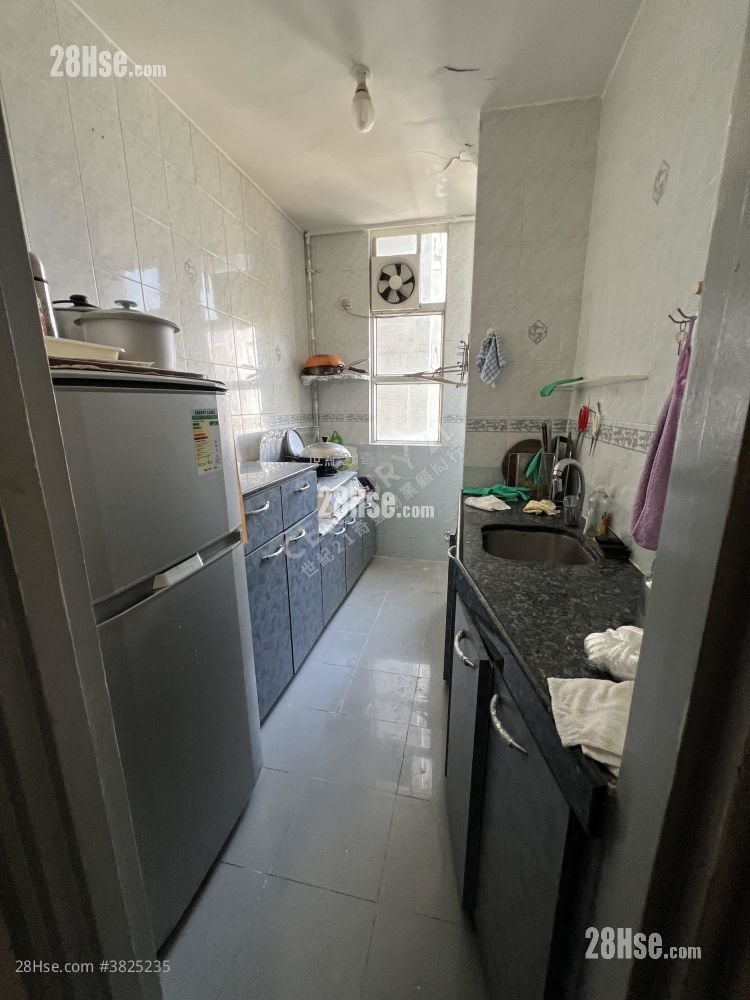 Kam On Court Sell 3 Bedrooms , 1 Bathroom