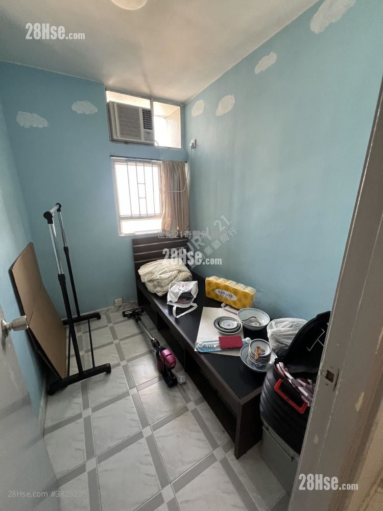 Kam On Court Sell 3 Bedrooms , 1 Bathroom