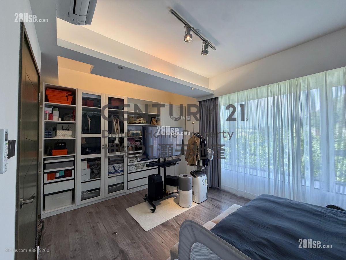 The Beverly Hills Sell 5+ Bedrooms , 2 Bathrooms 1,597 ft²