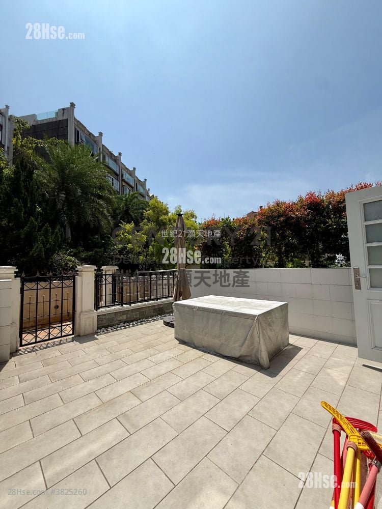 The Beverly Hills Sell 5+ Bedrooms , 2 Bathrooms 1,597 ft²