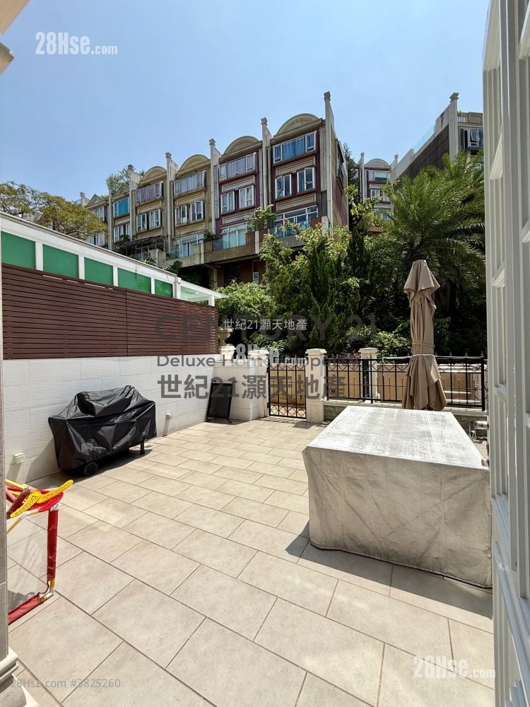 The Beverly Hills Sell 5+ Bedrooms , 2 Bathrooms 1,597 ft²