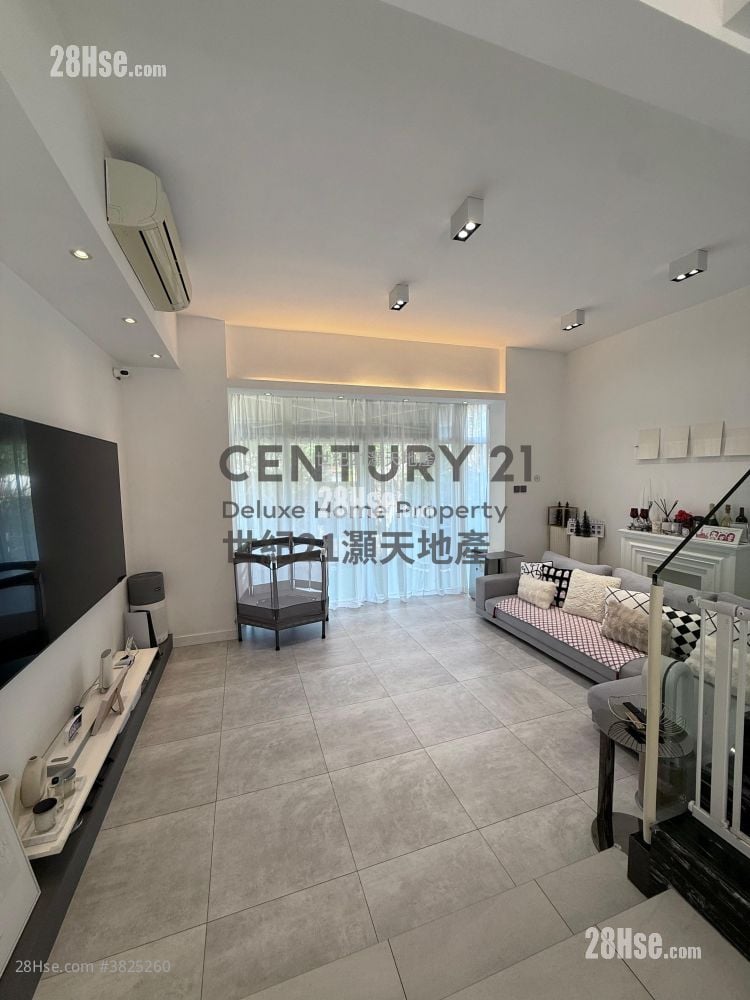 The Beverly Hills Sell 5+ Bedrooms , 2 Bathrooms 1,597 ft²