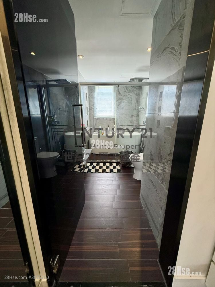 The Beverly Hills Sell 5+ Bedrooms , 2 Bathrooms 1,597 ft²