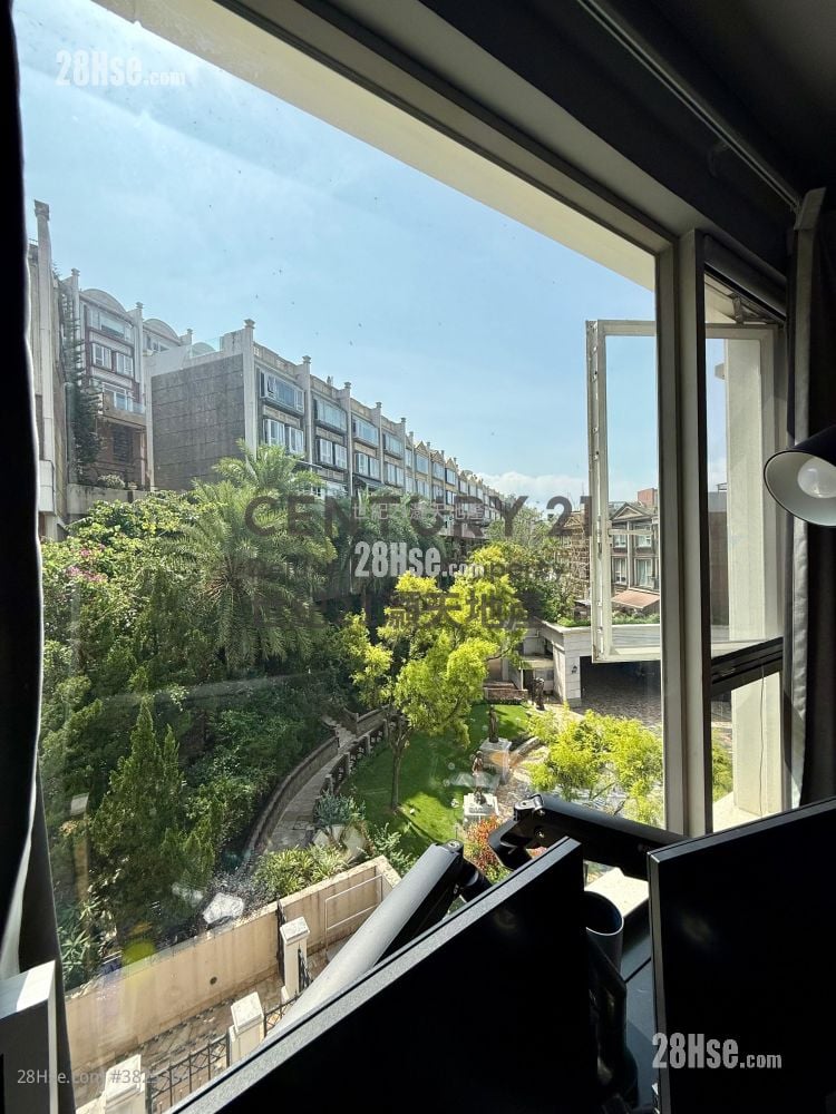 The Beverly Hills Sell 5+ Bedrooms , 2 Bathrooms 1,597 ft²