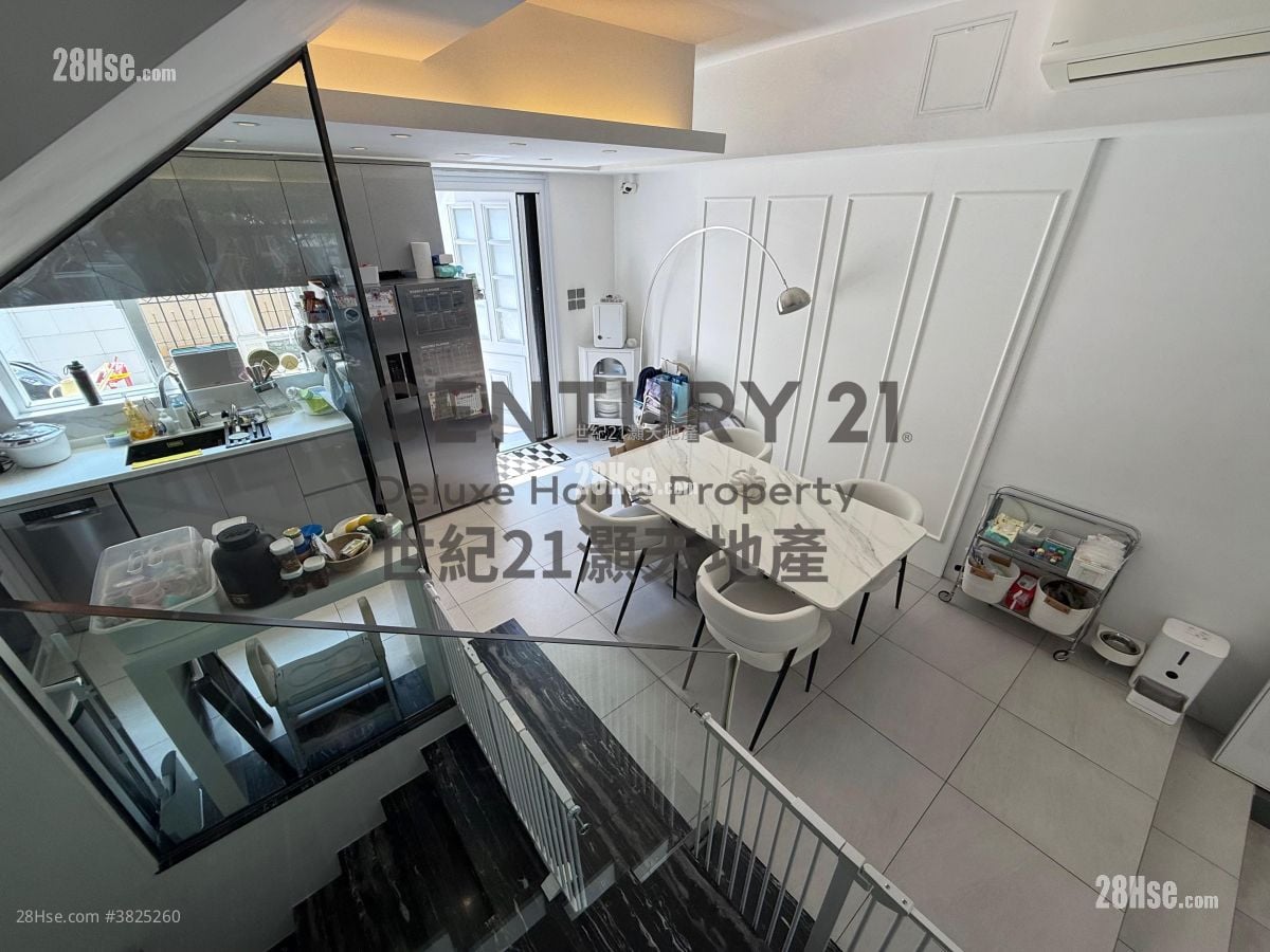 The Beverly Hills Sell 5+ Bedrooms , 2 Bathrooms 1,597 ft²