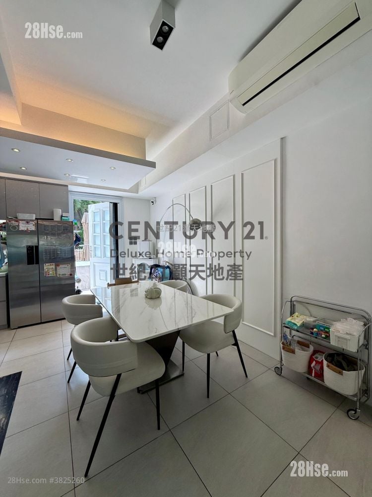 The Beverly Hills Sell 5+ Bedrooms , 2 Bathrooms 1,597 ft²