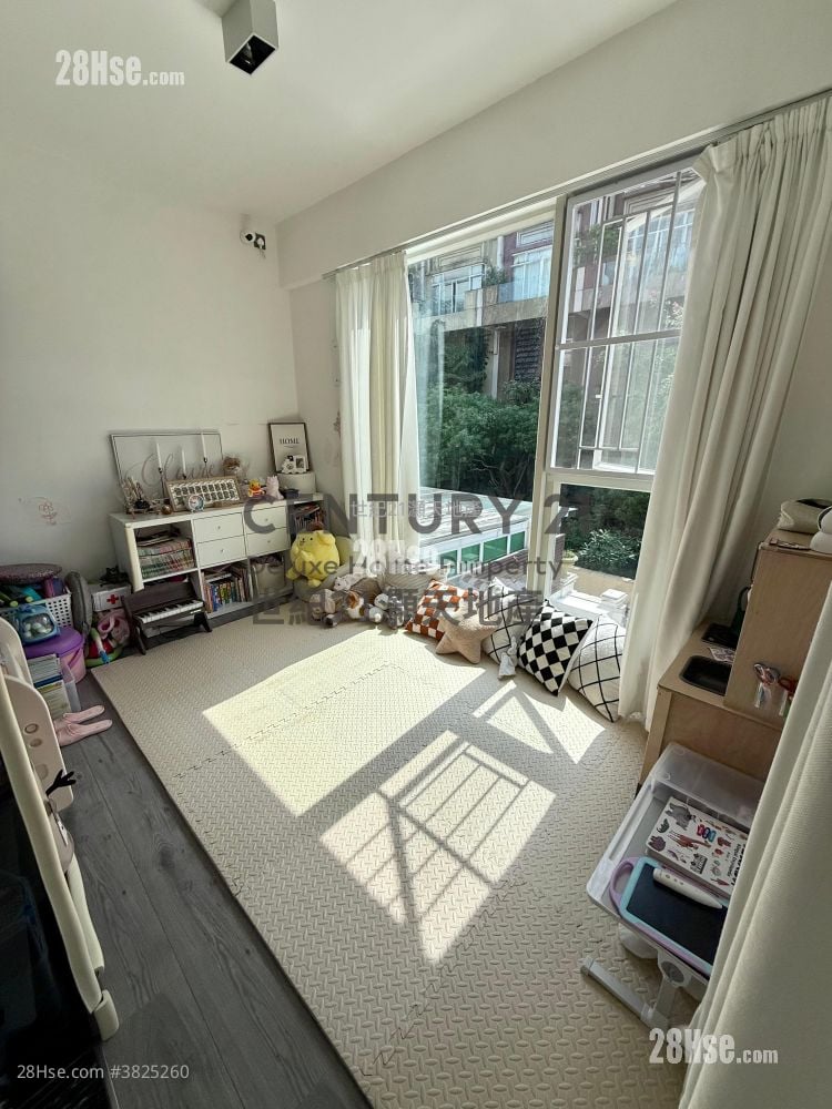 The Beverly Hills Sell 5+ Bedrooms , 2 Bathrooms 1,597 ft²