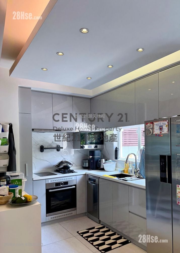 The Beverly Hills Sell 5+ Bedrooms , 2 Bathrooms 1,597 ft²