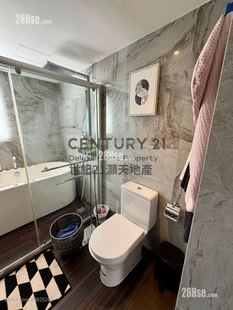 The Beverly Hills Sell 5+ Bedrooms , 2 Bathrooms 1,597 ft²