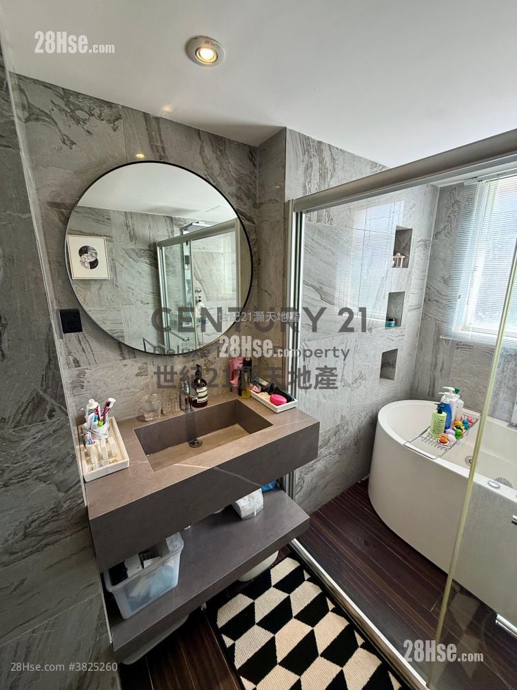 The Beverly Hills Sell 5+ Bedrooms , 2 Bathrooms 1,597 ft²