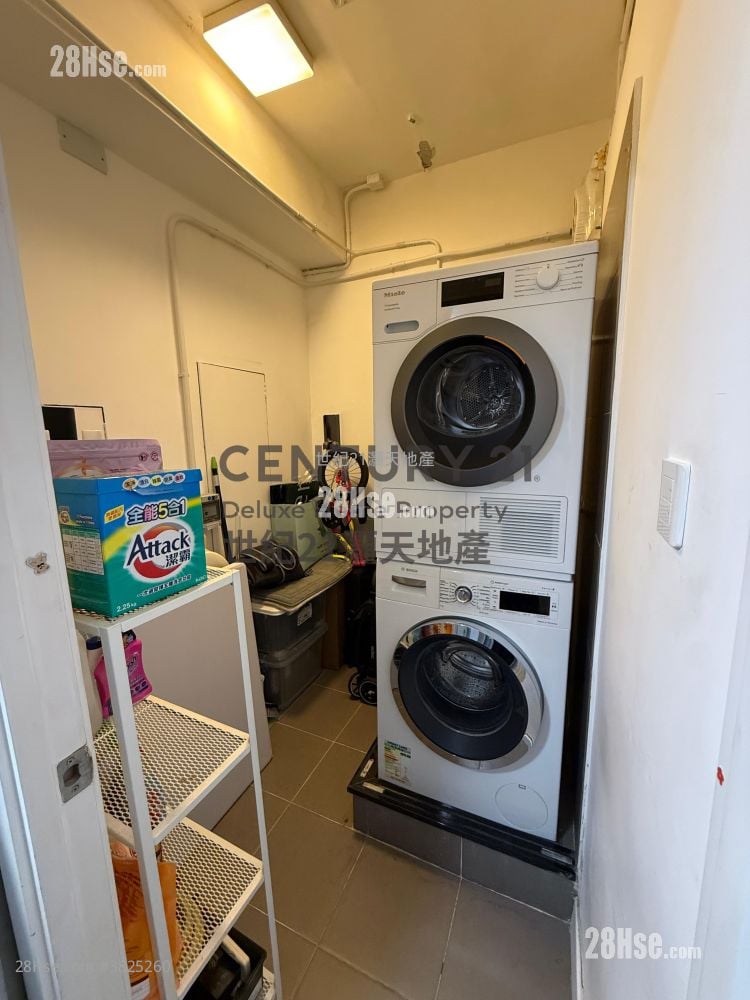 The Beverly Hills Sell 5+ Bedrooms , 2 Bathrooms 1,597 ft²