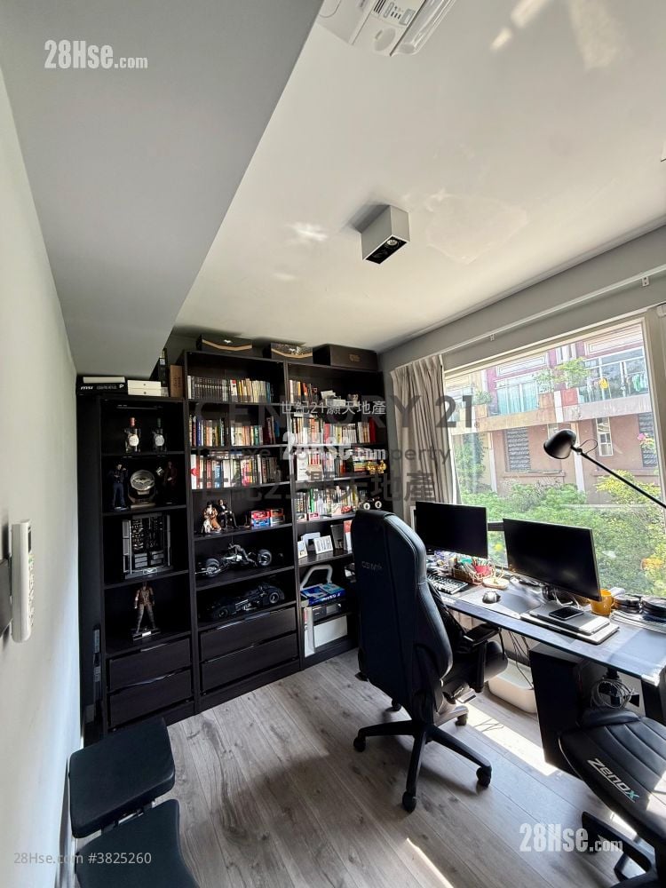 The Beverly Hills Sell 5+ Bedrooms , 2 Bathrooms 1,597 ft²