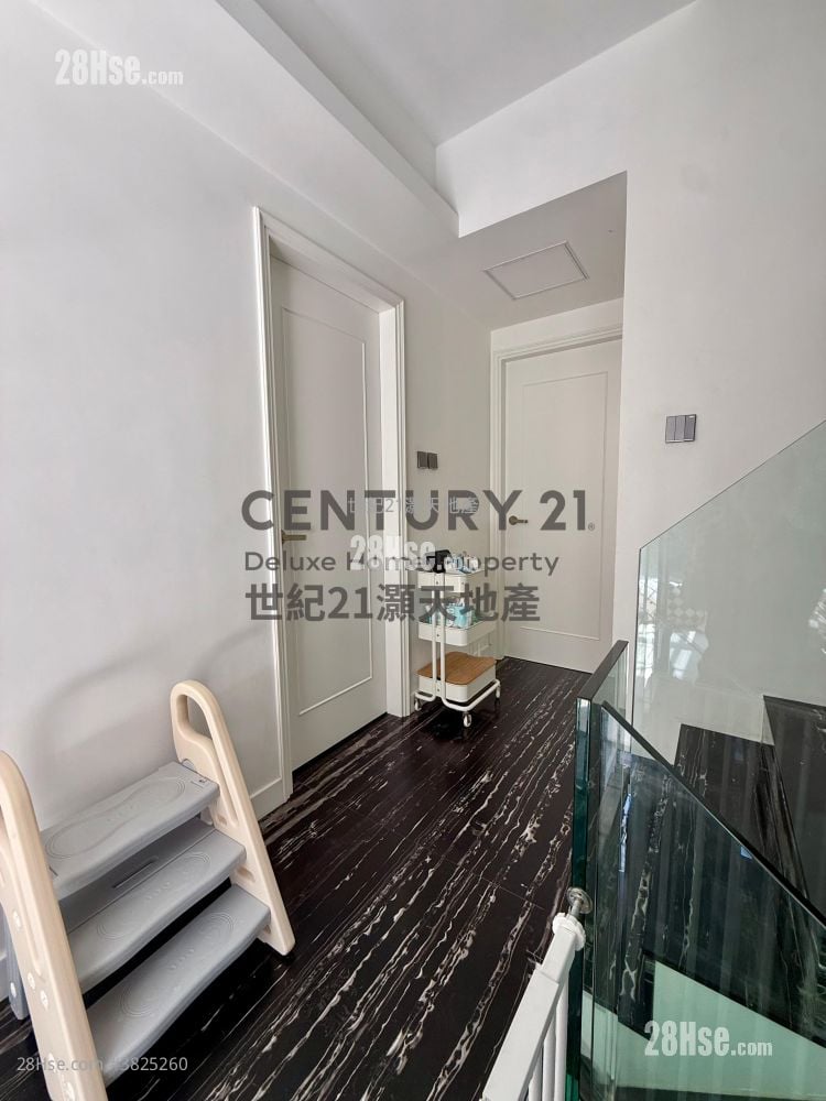 The Beverly Hills Sell 5+ Bedrooms , 2 Bathrooms 1,597 ft²