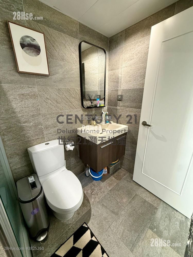 The Beverly Hills Sell 5+ Bedrooms , 2 Bathrooms 1,597 ft²