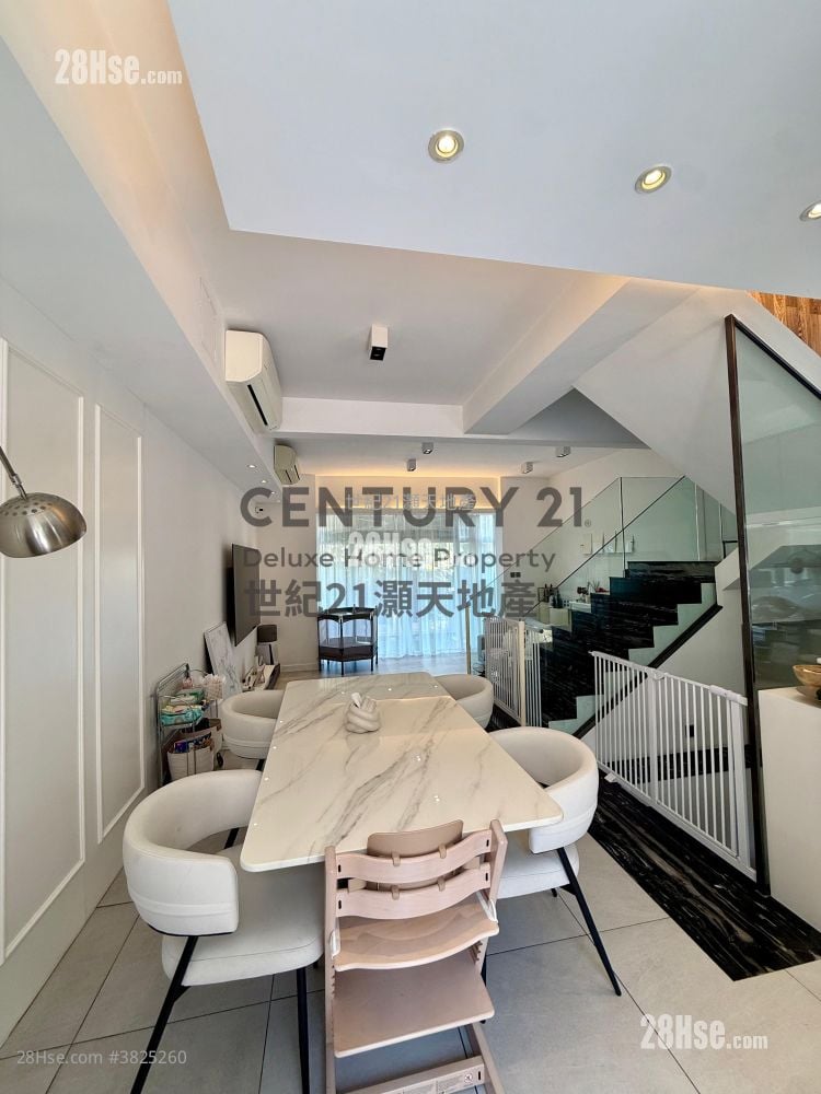 The Beverly Hills Sell 5+ Bedrooms , 2 Bathrooms 1,597 ft²