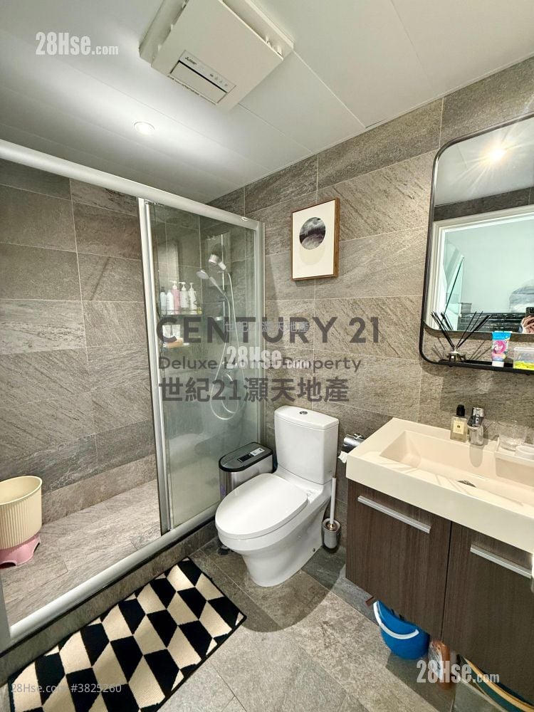 The Beverly Hills Sell 5+ Bedrooms , 2 Bathrooms 1,597 ft²