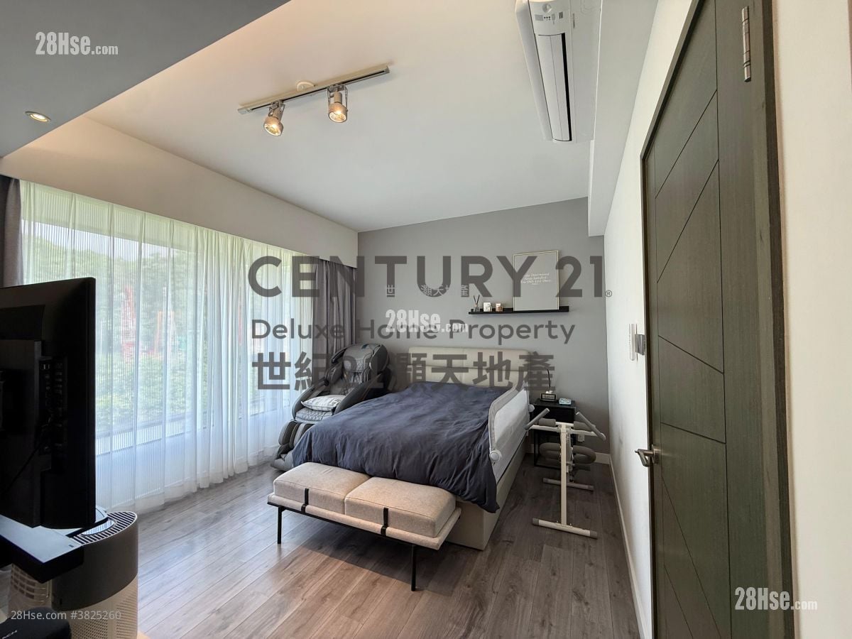 The Beverly Hills Sell 5+ Bedrooms , 2 Bathrooms 1,597 ft²