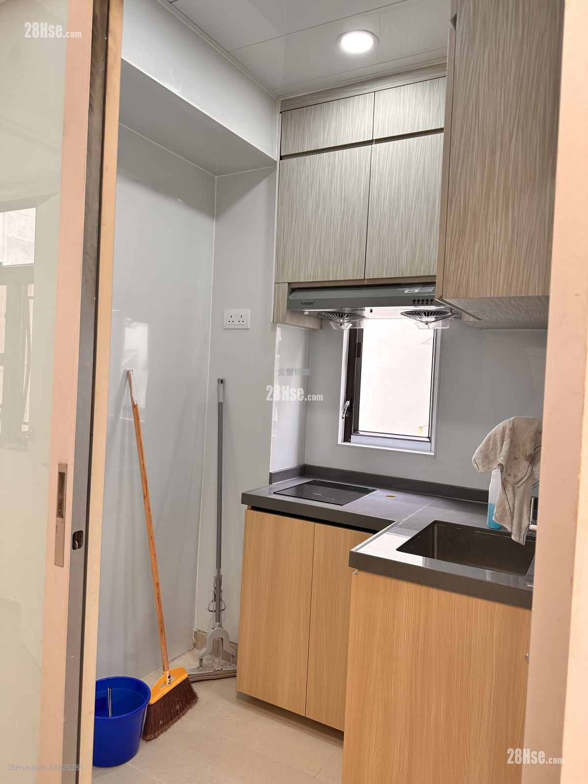 唐楼 租盘 2 房 , 1 浴室 351 平方尺