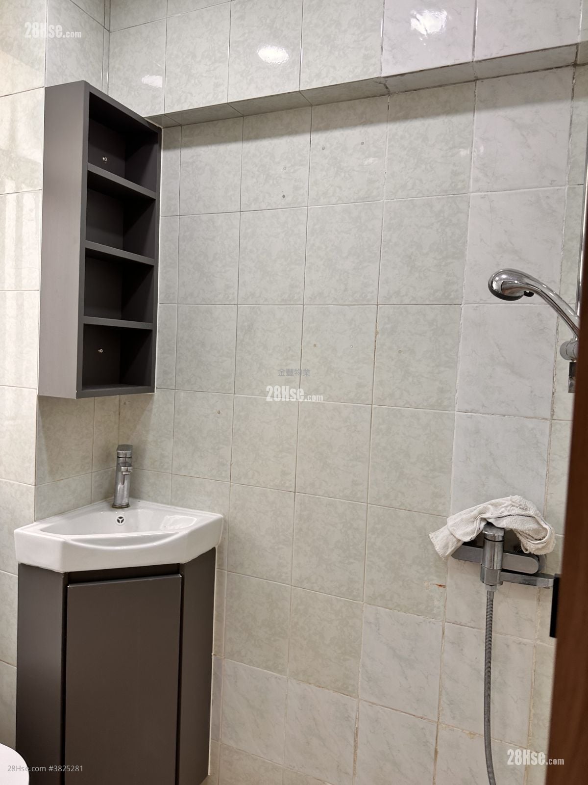 唐楼 租盘 2 房 , 1 浴室 351 平方尺