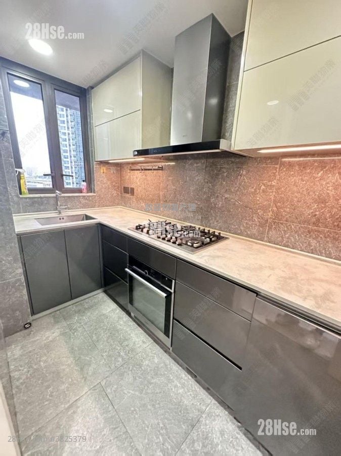 The Latitude Sell 455 ft²