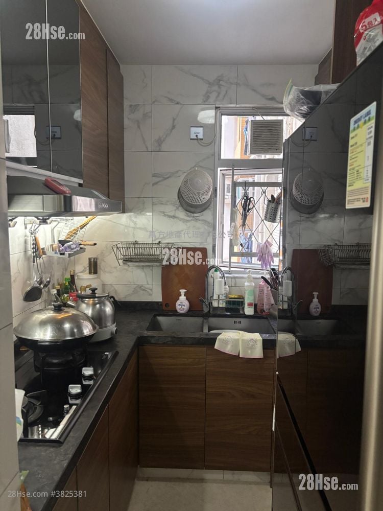 Yu Chui Court Sell 3 Bedrooms , 2 Bathrooms 663 ft²