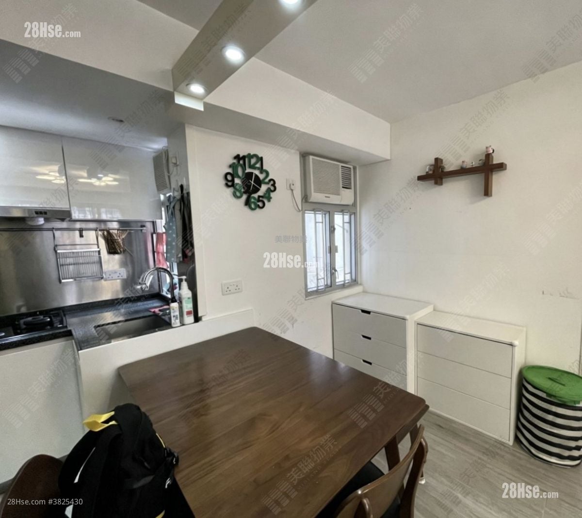 Hilton Plaza Rental 3 Bedrooms , 1 Bathroom 475 ft²