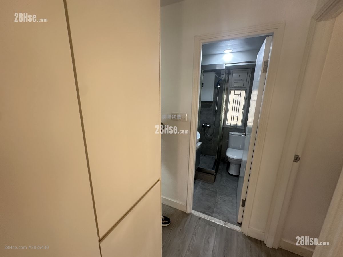 Hilton Plaza Rental 3 Bedrooms , 1 Bathroom 475 ft²