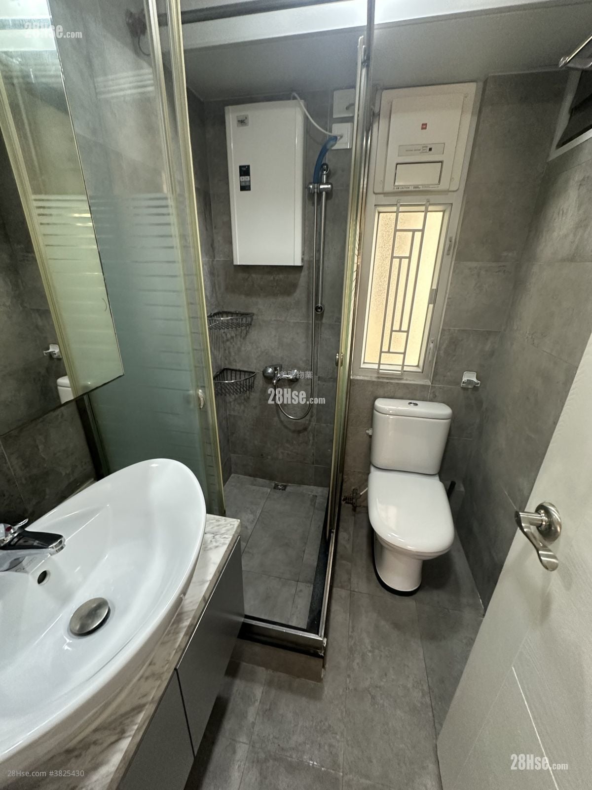 Hilton Plaza Rental 3 Bedrooms , 1 Bathroom 475 ft²