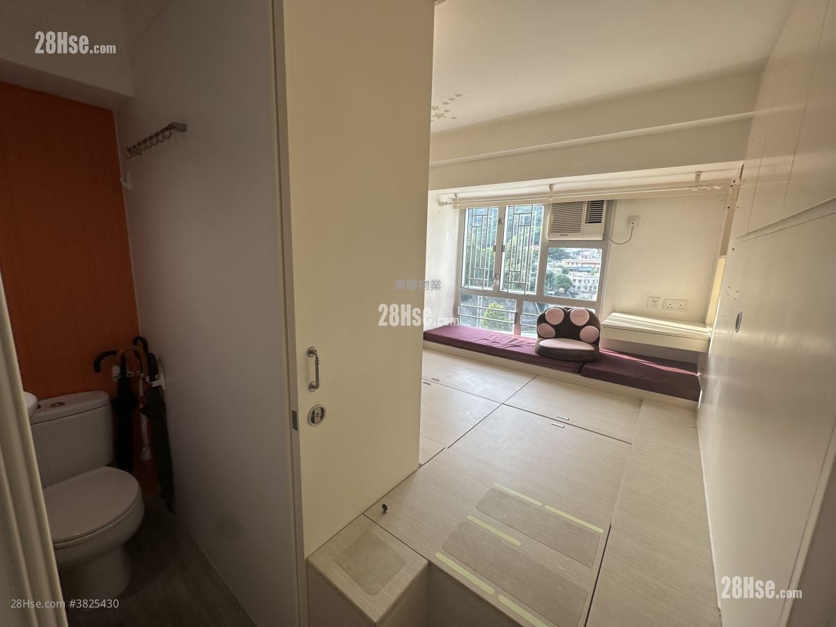 Hilton Plaza Rental 3 Bedrooms , 1 Bathroom 475 ft²