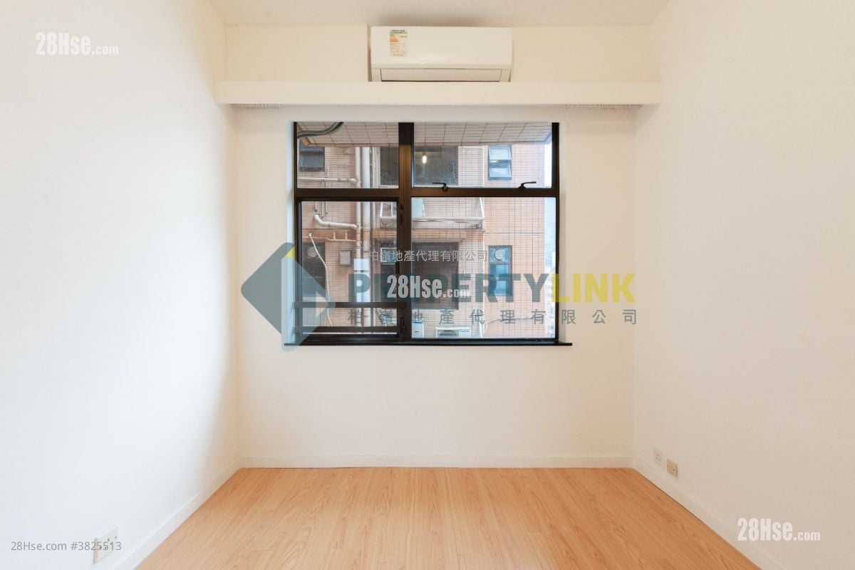 Parkway Court Sell 3 Bedrooms , 2 Bathrooms 1,051 ft²