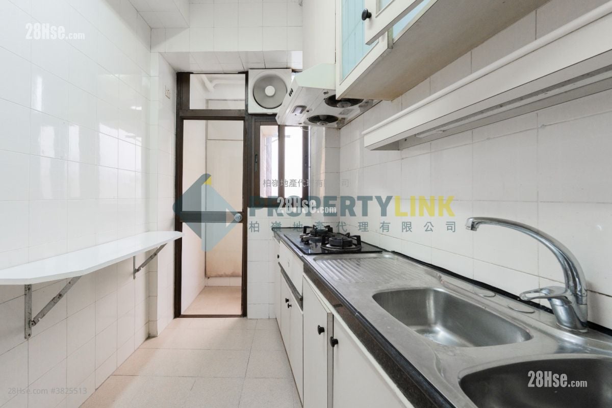 Parkway Court Sell 3 Bedrooms , 2 Bathrooms 1,051 ft²