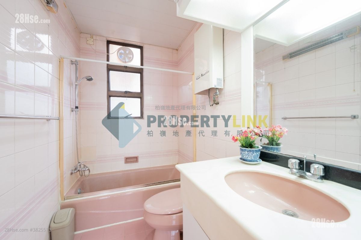 Parkway Court Sell 3 Bedrooms , 2 Bathrooms 1,051 ft²