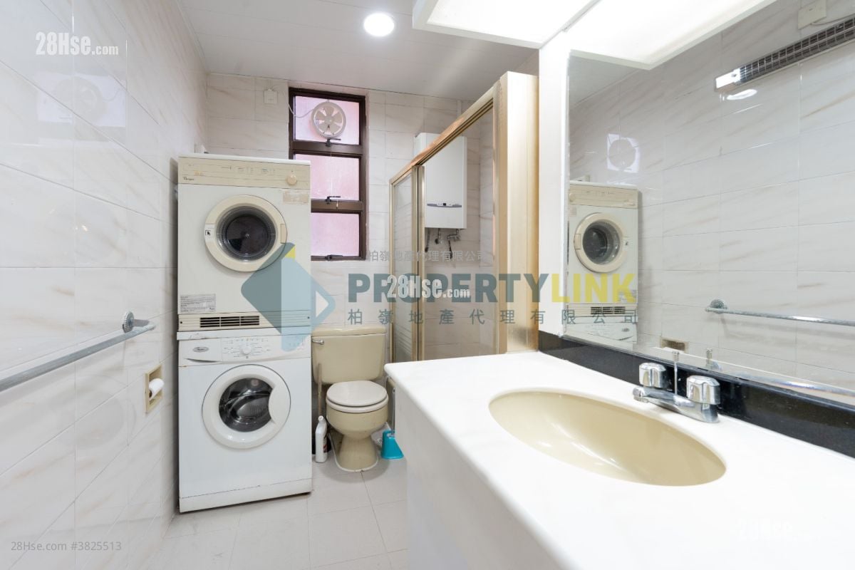 Parkway Court Sell 3 Bedrooms , 2 Bathrooms 1,051 ft²