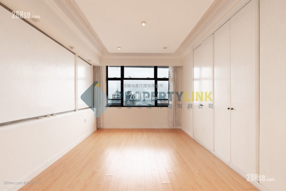 Parkway Court Sell 3 Bedrooms , 2 Bathrooms 1,051 ft²