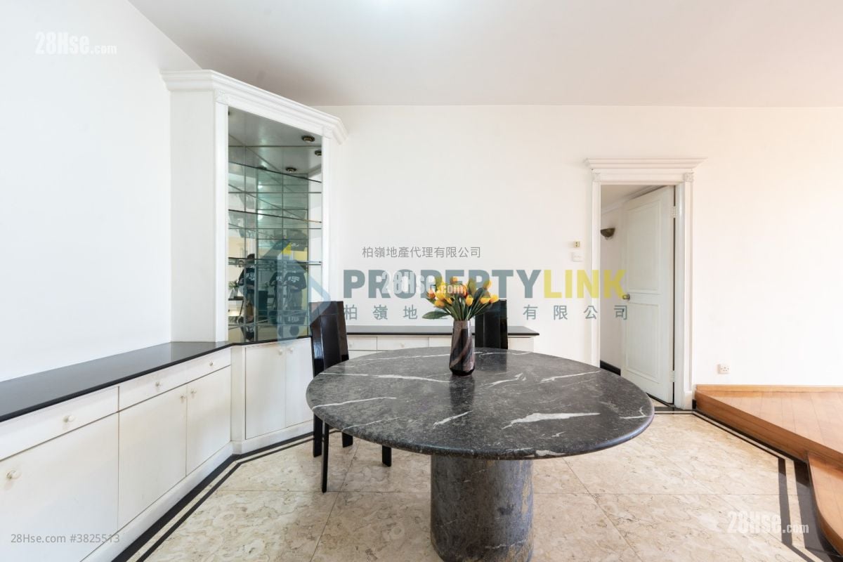 Parkway Court Sell 3 Bedrooms , 2 Bathrooms 1,051 ft²