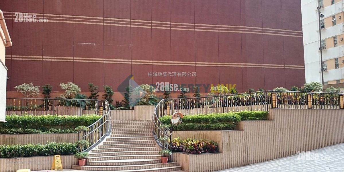 Parkway Court Sell 3 Bedrooms , 2 Bathrooms 1,051 ft²