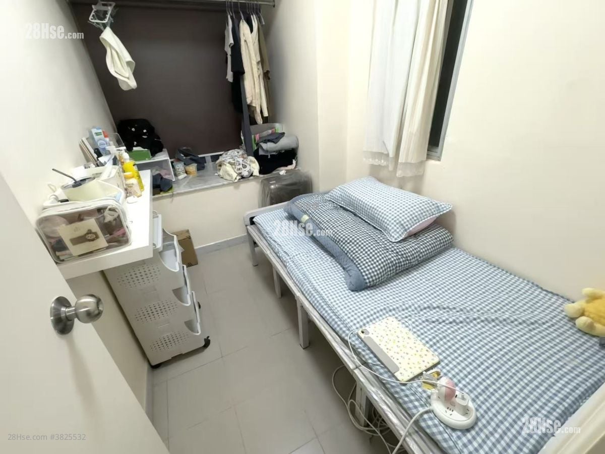 Golden Lion Garden Rental 2 Bedrooms , 1 Bathroom 266 ft²