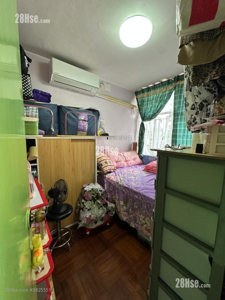 King Shing Court Sell 2 Bedrooms , 1 Bathroom