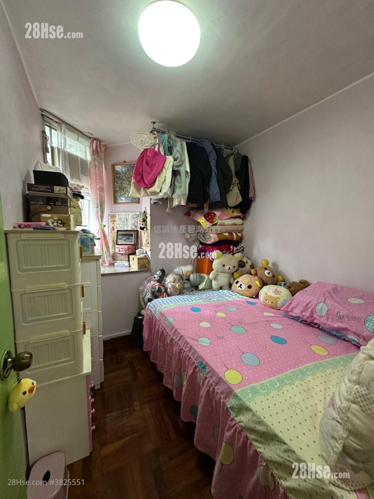 King Shing Court Sell 2 Bedrooms , 1 Bathroom