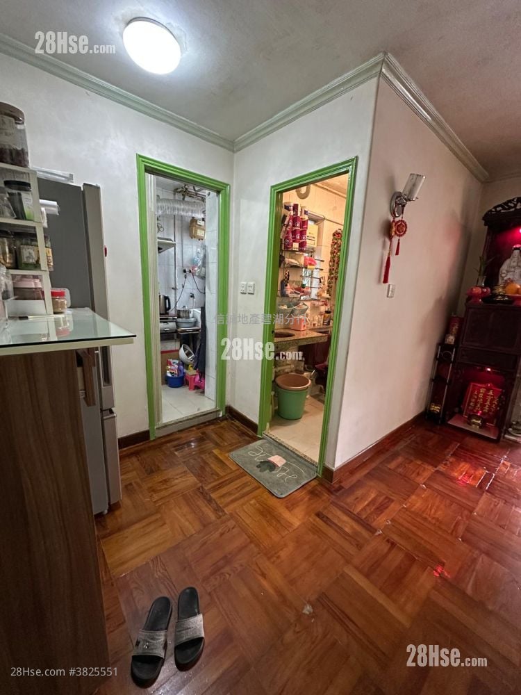 King Shing Court Sell 2 Bedrooms , 1 Bathroom