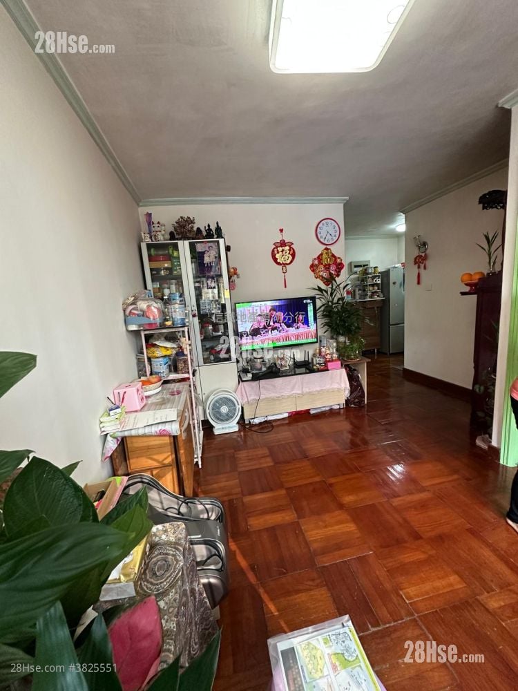 King Shing Court Sell 2 Bedrooms , 1 Bathroom