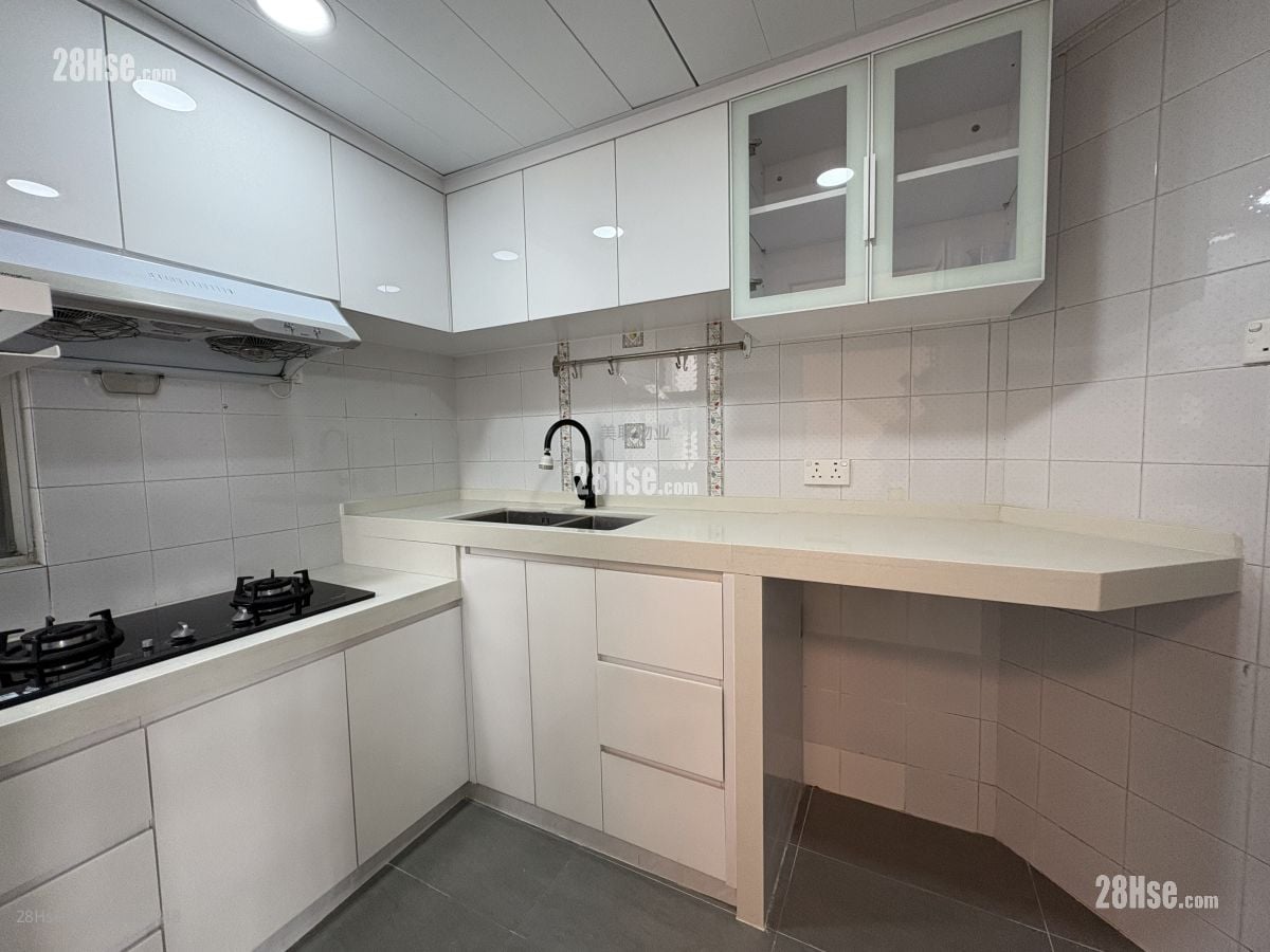 廚房: 嘉湖山莊 售盤 2 房 , 1 浴室 449 平方呎