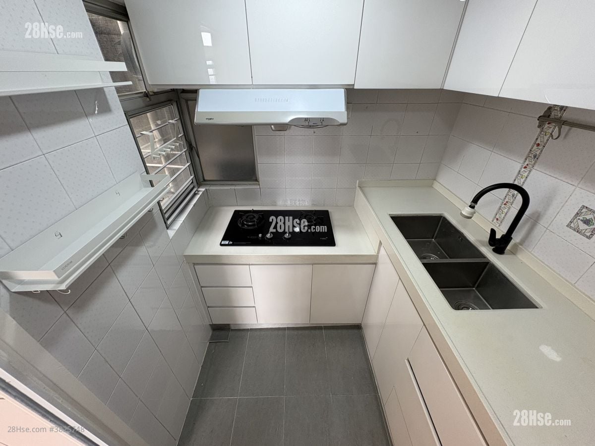 廚房: 嘉湖山莊 售盤 2 房 , 1 浴室 449 平方呎