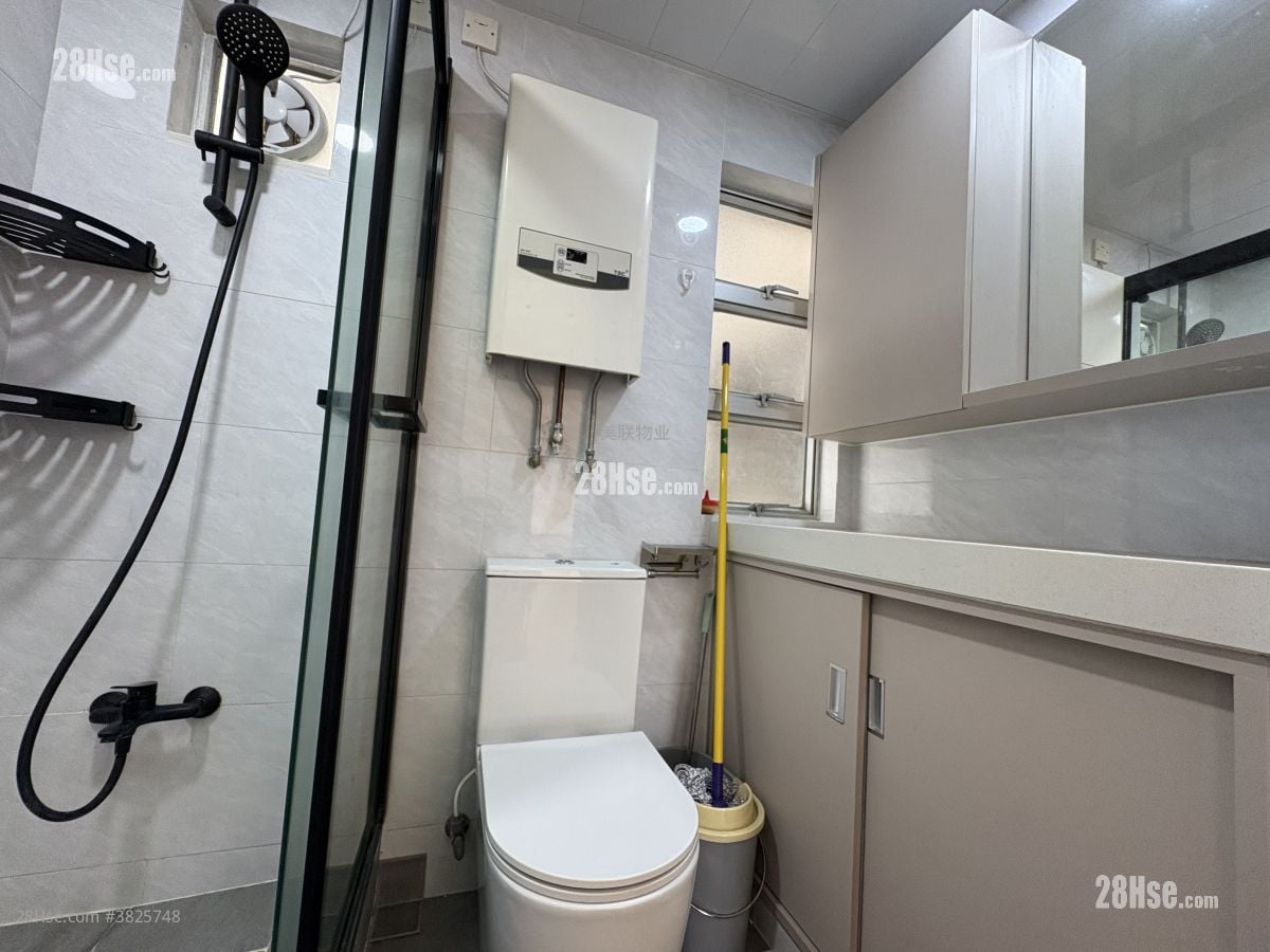 浴室: 嘉湖山莊 售盤 2 房 , 1 浴室 449 平方呎