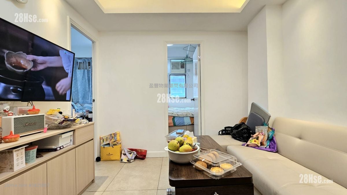 living room: Fook Gay Mansion Sell 3 Bedrooms , 1 Bathroom 445 ft²