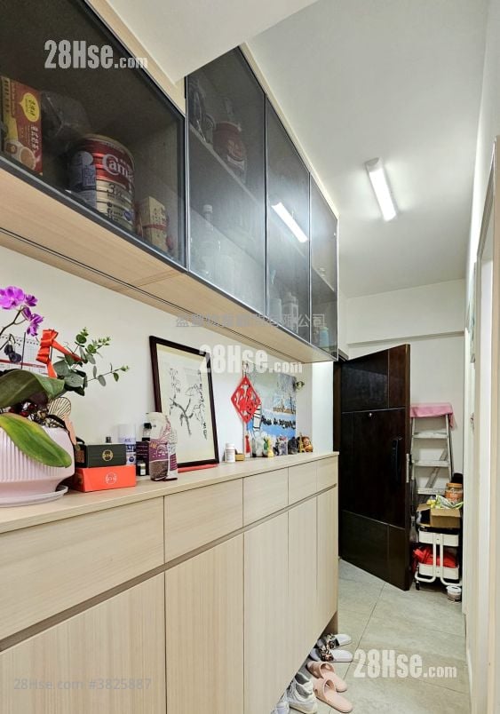 living room: Fook Gay Mansion Sell 3 Bedrooms , 1 Bathroom 445 ft²