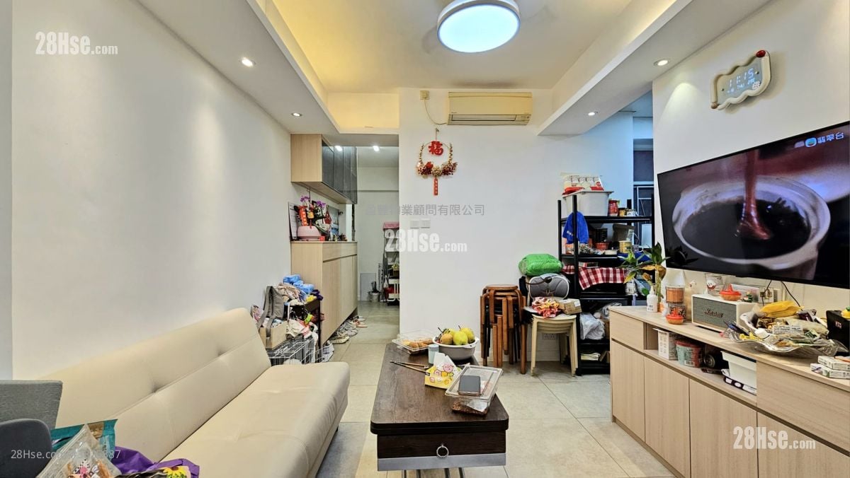 living room: Fook Gay Mansion Sell 3 Bedrooms , 1 Bathroom 445 ft²