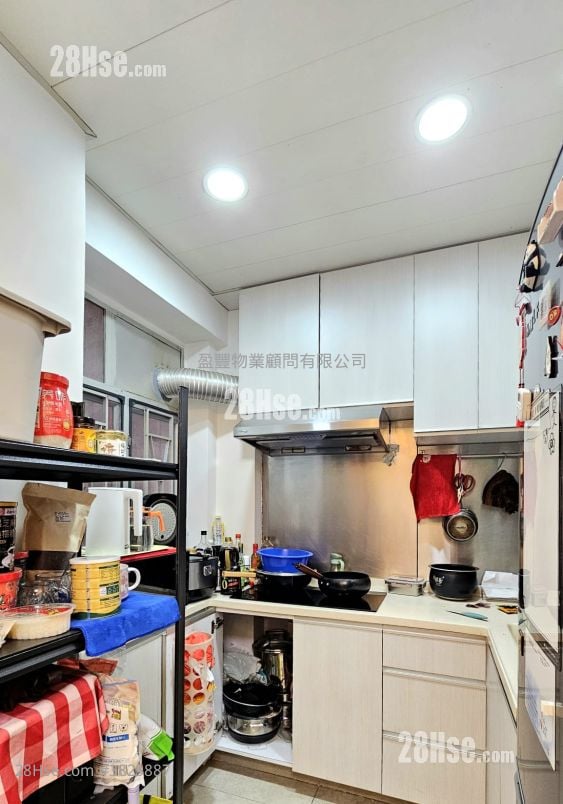 kitchen: Fook Gay Mansion Sell 3 Bedrooms , 1 Bathroom 445 ft²
